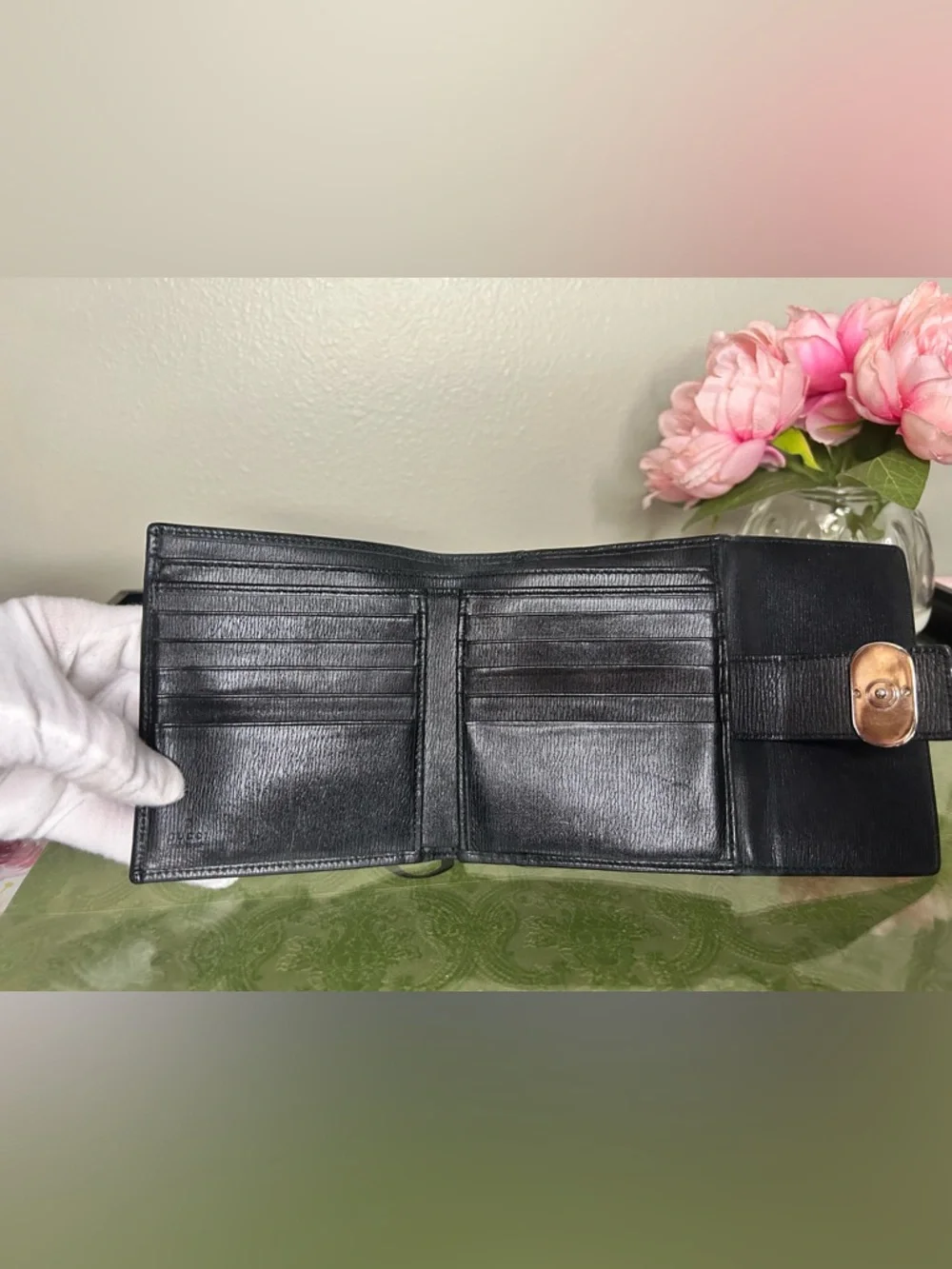 Gucci Black Leather Compact Wallet with Interlocking GG Clasp - Picture 7 of 13